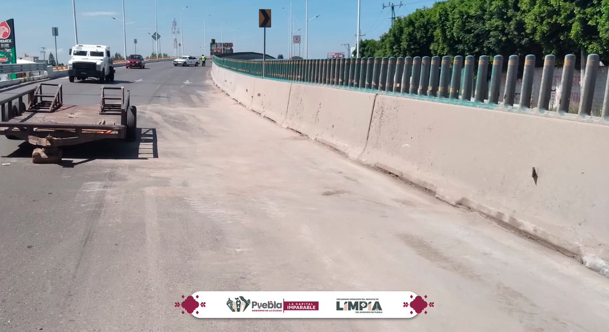 LimpiaPue's tweet photo. Como acción preventiva ante la temporada de lluvias, el equipo de #LIMPIA realizó limpieza en el puente de la Central de Abastos como parte del compromiso del alcalde @pepechedrauimx de mantener limpias las principales entradas y salidas de la ciudad. https://t.co/o7hEEc6q8C