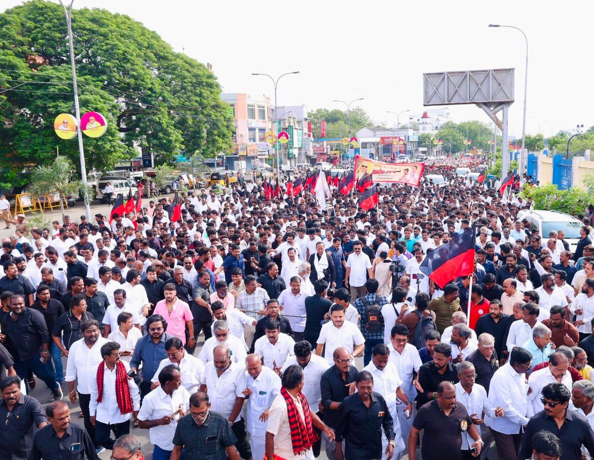 Udhaystalin's tweet photo. பள்ளியில் இடம் பிடிப்பதில் தொடங்கி மறைவுக்கு பின்பு பேரறிஞர் அண்ணா அருகில் இடம் பெற்றது வரை அனைத்தையுமே போராடிப்பெற்ற போர்க்குணம் நிறைந்த முத்தமிழறிஞர் கலைஞர்  அவர்களின் நினைவு நாள் இன்று.

நவீன தமிழ்நாட்டை - தனித்துவமிக்க மாநிலமாக உருவாக்கித் தந்த கலைஞரின் நினைவு நாளில்,

கழகத் தலைவர் @mkstalin அவர்கள் தலைமையில் நடைபெற்ற நினைவு நாள் அமைதிப் பேரணியில் கழக முன்னணி நிர்வாகிகளுடன் கலந்து கொண்டோம்.

நம் உணர்வோடும் உயிரோடும் கலந்திருக்கும் கலைஞர் அவங்களின் புகழ் ஓங்கட்டும்!

#KalaignarForever