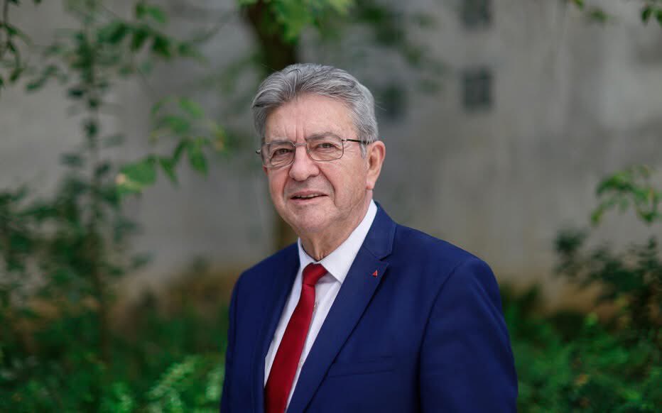 Giosi_Borselli's tweet photo. Suite et fin

Bref, on ne déteste pas Mélenchon malgré ce qu’il est.
On le déteste à cause de ce qu’il est.
Parce qu’il dit la vérité. Parce qu’il démasque l’hypocrisie de tous les petits chefaillons de centre gauche et de droite molle. Parce qu’il rappelle que la politique devrait être au service des gens, pas des lobbys.
Et parce qu’il donne une voix, forte, claire et courageuse, à ceux que plus personne n’écoute.

Alors oui : Mélenchon pourquoi pas ? Personne n'égale son profil dans les présidentialisables.
Et tant pis pour les mous du genou, les traîtres au SMIC, les pleureuses en costard et les ralliés du RN.
Ils retourneront à leurs compromissions.
Lui, restera une figure. Un tribun. Un repère.
Bref : un homme debout, dans un monde à genoux.  

Ps : Je ne vais pas me faire des amis avec ce post, mais il fallait qu’on dise qui est Mélenchon et pourquoi ils sont de plus en plus nombreux à le suivre !

Texte de Marc Arnaud et approuvé par moi