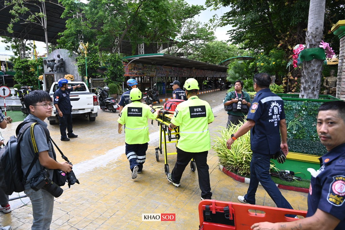 KhaosodOnline's tweet photo. ผู้ปกครอง-ญาติครูร้องไห้เมื่อทราบเหตุยิงในโรงเรียน
.
หลังเหตุคลี่คลาย เจ้าหน้าที่เข้าเคลียร์พื้นที่ภายในโรงเรียน #เทพศิรินทร์ #นนทบุรี โดยเร่งนำคนเจ็บส่งรักษาที่โรงพยาบาลใกล้เคียง และนำนักเรียนที่ยังอยู่ในโรงเรียนออกนอกพื้นที่  
.
ต่อมามีผู้ปกครองต่างเดินทางเข้ามาในพื้นที่เพื่อรับบุตรหลาน โดยพบว่ามีญาติของครูบางรายต่างร้องไห้เมื่อทราบข่าว