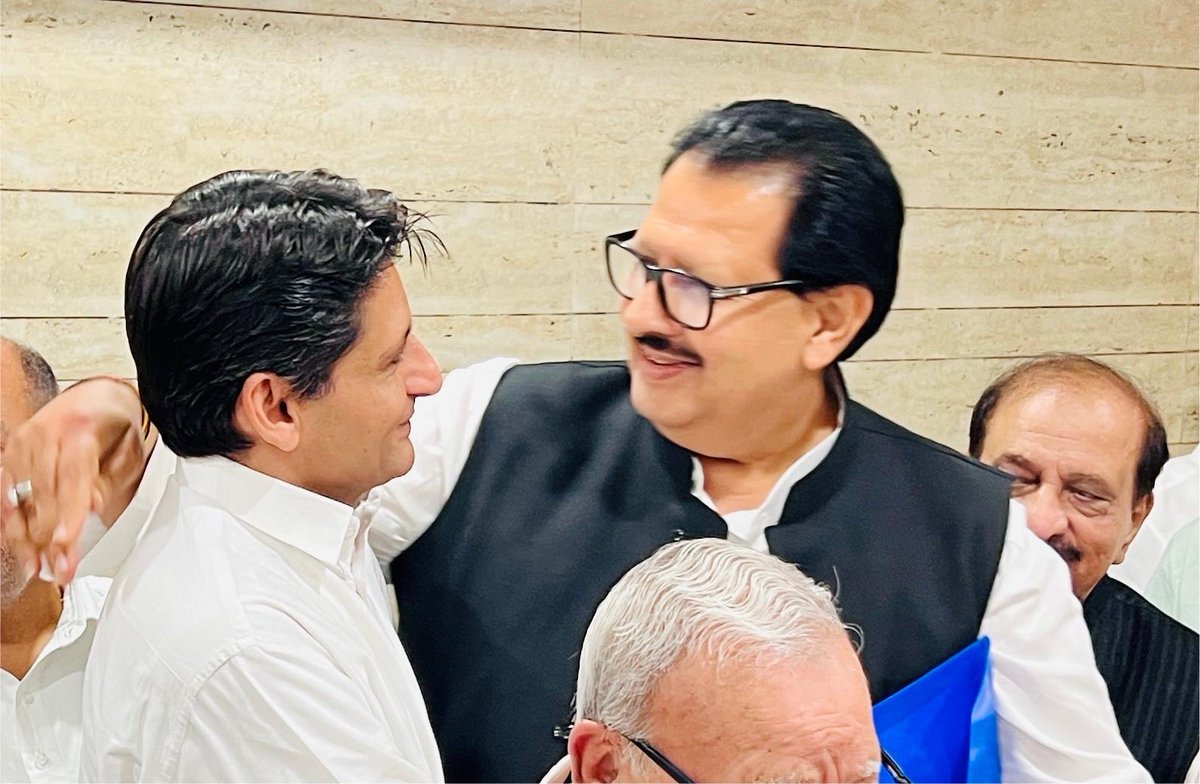DeependerSHooda's tweet photo. वरिष्ठ कांग्रेस नेता एवं @INCHaryana प्रभारी आदरणीय श्री @SanjaySDutt जी को जन्मदिन की ढेरों बधाई एवं शुभकामनाएं।

​आपकी अटूट कर्मठता, NSUI से लेकर AICC तक का अनुभव, कुशल संगठन क्षमता और पार्टी के प्रति समर्पण हम सभी के लिए अनुकरणीय है। मैं ईश्वर से आपके स्वस्थ, प्रसन्न एवं दीर्घायु जीवन की कामना करता हूँ।