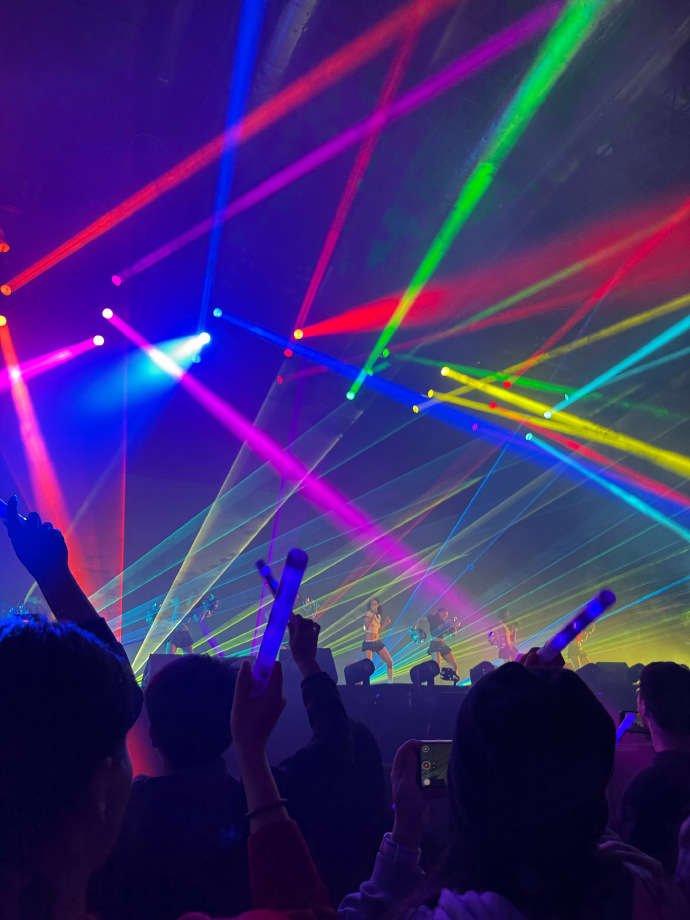 Friezelfernand3's tweet photo. Just left the indie band’s live show—chest pounding, ears still ringing, and already counting down to their next tour date! Music hits different when you’re there in the thick of it. https://t.co/qHNf74EIXB