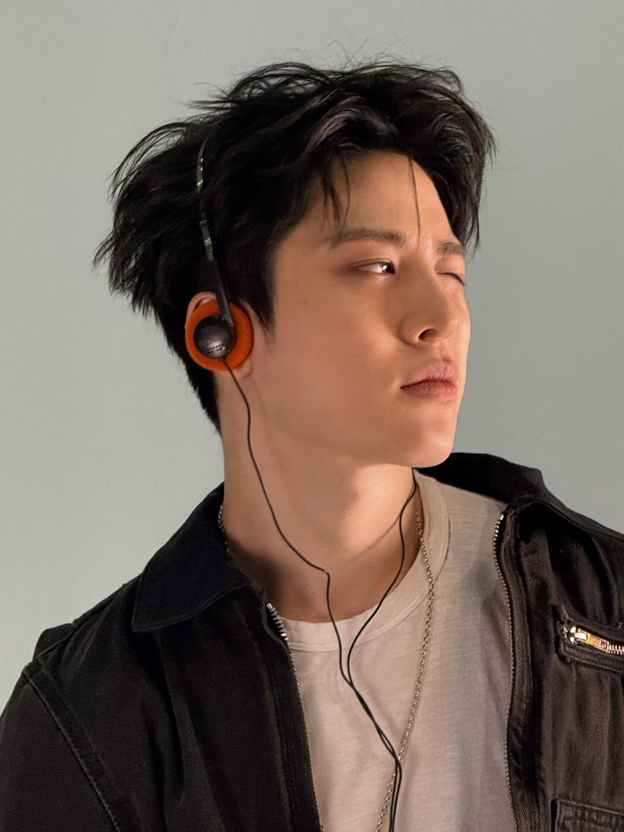 lysjnghwan's tweet photo. MY FAVORITE JUNGHWAN LOOK 😭😭😭😭🖤🖤🖤🖤🖤 https://t.co/nklsdXoGle