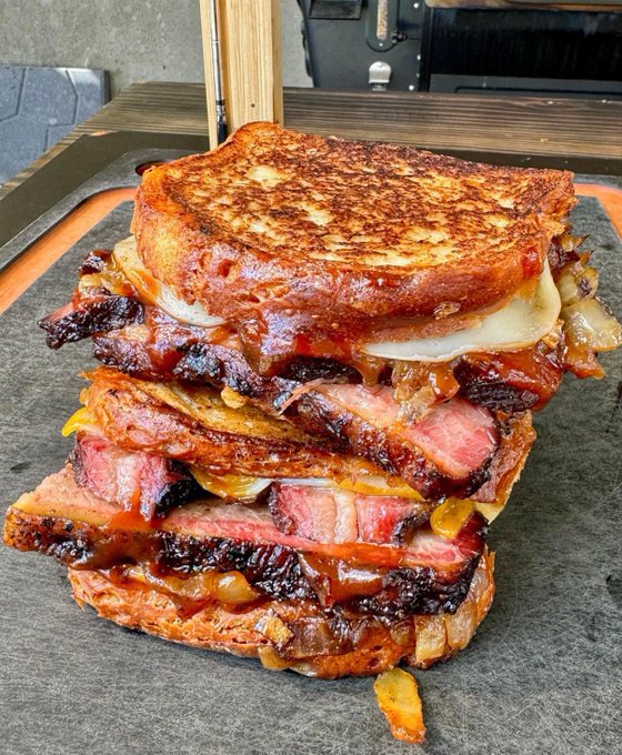 CozycupC6149's tweet photo. Bbq Brisket Melts https://t.co/emzlDcUZDn