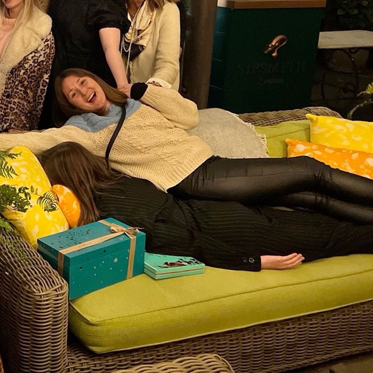 philoiseology's tweet photo. e quando na s6 a Violet FINALMENTE ver que a Eloise se apaixonou e encontrou o amor https://t.co/TMiUfcy82t