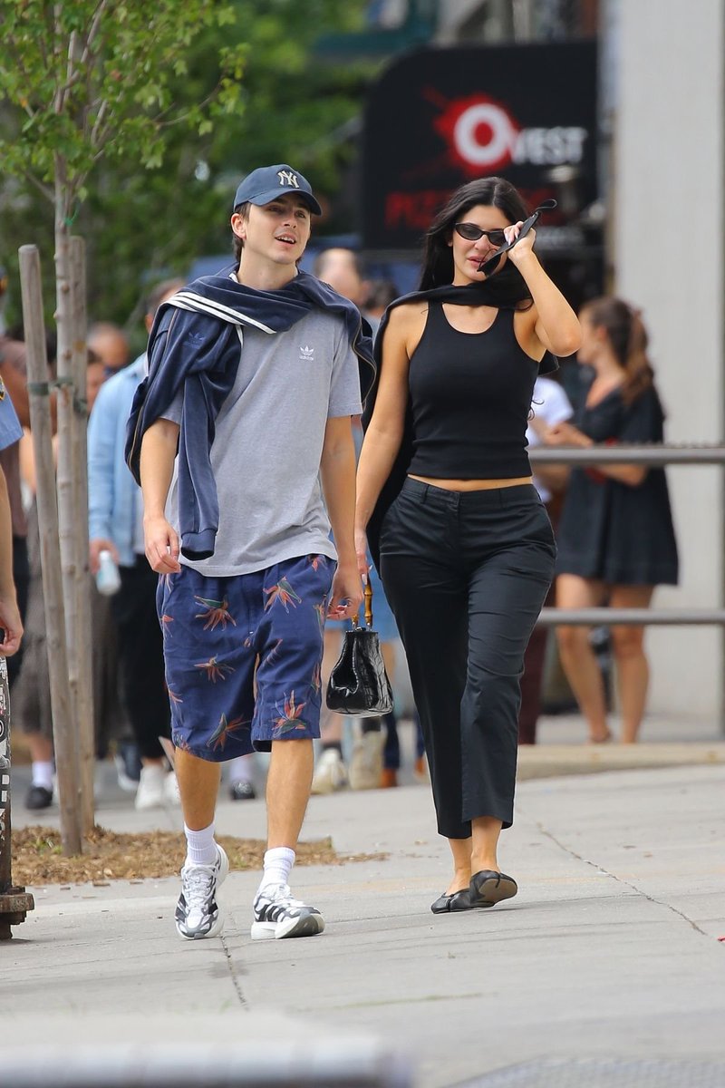 Toughtaskx's tweet photo. KYLIE JENNER and Timothée spotted in New York City.🥵 https://t.co/v6oRuSYwTJ