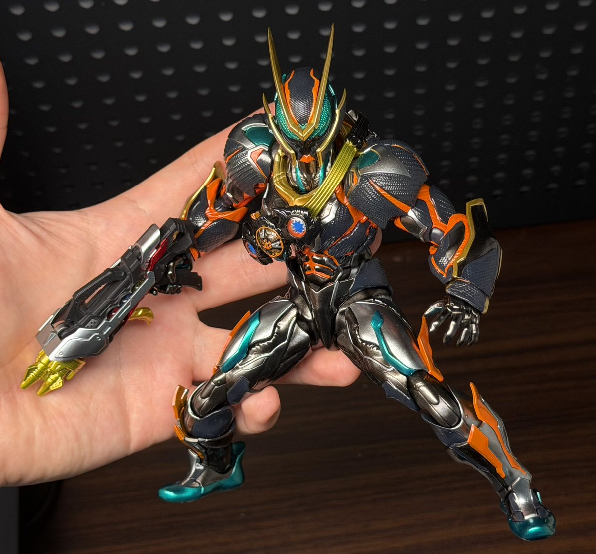 wz2201298's tweet photo. アルティメット・オーバー・フィニッシュ！！！

#造って遊ぼ
#ニチアサフィギュア改造部 https://t.co/d5X1TJqvqO