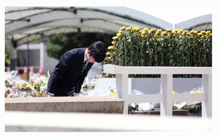 kgfh2ifgNihk5ta's tweet photo. 原爆死没者慰霊碑に供花された秋篠宮ご夫妻の長男悠仁さま＝広島市中区の平和記念公園で2026年8月7日午前11時34分、佐藤賢二郎撮影

原爆死没者慰霊碑に供花され、広島市の松井一実市長から説明を受ける秋篠宮悠仁さま＝広島市中区の平和記念公園で2026年8月7日午前11時34分、佐藤賢二郎撮影 https://t.co/niMncljGvo