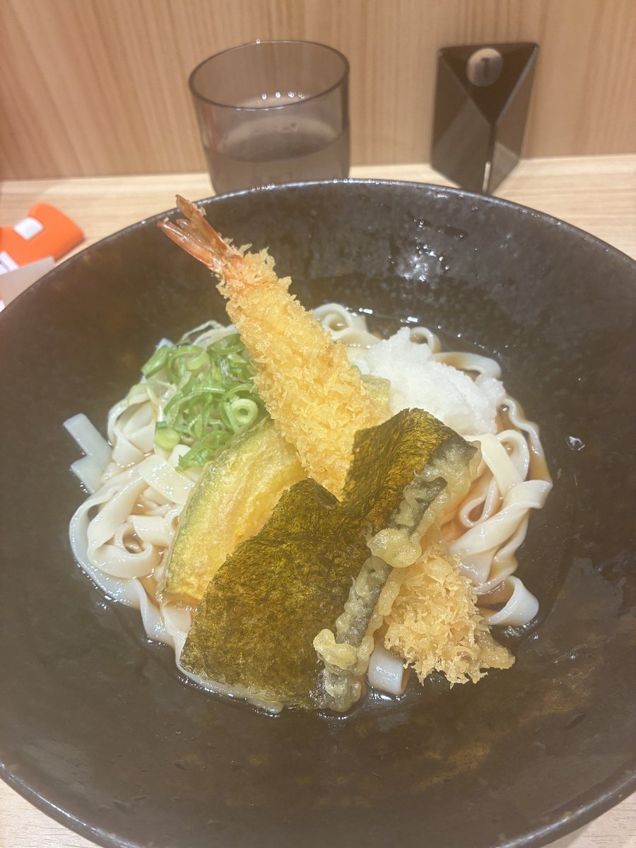 waka__co's tweet photo. 1人名古屋旅だよー大阪から「ひのとり」に乗ったよー！人全然いなくて快適ーまず！駅のいつものきしめんを食していくよー🍜ナッシングスF&amp;Lライブ@名古屋まで後4時間だよー！ https://t.co/MyDVcqavVR