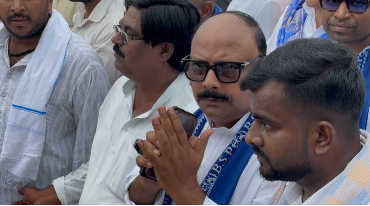 PalVishwnathbsp's tweet photo. आज दिनांक 07-08-2026 को जनपद बलिया की रसड़ा विधानसभा के ग्राम खनवर स्थित बहुजन समाज पार्टी के वरिष्ठ नेता पार्टी के समर्पित साथी एवं रसड़ा विधानसभा से माननीय विधायक स्वर्गीय श्री उमाशंकर सिंह जी के आवास पर पहुँचकर पुष्प अर्पित कर अपनी गहरी शोक संवेदना व्यक्त की विनम्र श्रद्धांजलि अर्पित की तथा उनके परिजनों से भेंट कर भरोसा दिलाया कि इस दुःख की घड़ी में पूरी बहुजन समाज पार्टी आपके साथ है

कुदरत से कामना है कि शोकाकुल परिवार एवं उनके समस्त शुभचिंतकों को इस अपार दुःख को सहन करने की शक्ति एवं संबल प्रदान करें।
विनम्र श्रद्धांजलि। 💐

#विनम्र_श्रद्धांजलि #उमाशंकर_सिंह #बसपा #बलिया #रसड़ा #जयभीम
