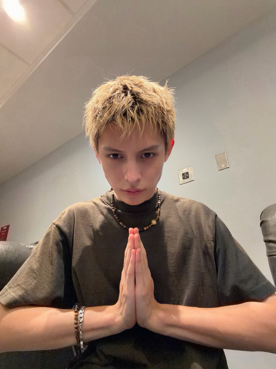 zhaoyufancokr's tweet photo. [260807] #JAMES #제임스 Weverse Post

NEW YORK!!!!!!!

To those who jumped till the 
whole place is shaking

To those who screamed and barked

To those who chanted and sang using 
every single drop of their energy

To those who dressed up looking awesome

To those who swayed their light sticks 
from end to end

To those who shook the place and
made the lights go out

And at last
To those who enjoyed themselves and 
had the time of their lives

New York City
The energy you brought was unforgettable
and as I said we made
ALL THE LIGHTS GO OUT🫵🫵🫵
You guys are our lucky charm

Grateful to see people united together 
through the love of music🫶
Thank you 🙌🙌
See you again

PUT YOUR PHONE DOWN은 정신이지
AND
THE PYPD JOURNEY KEEPS ON GOING

🙇🏻‍♂️🙇🏻‍♂️🙇🏻‍♂️🙇🏻‍♂️🙇🏻‍♂️
