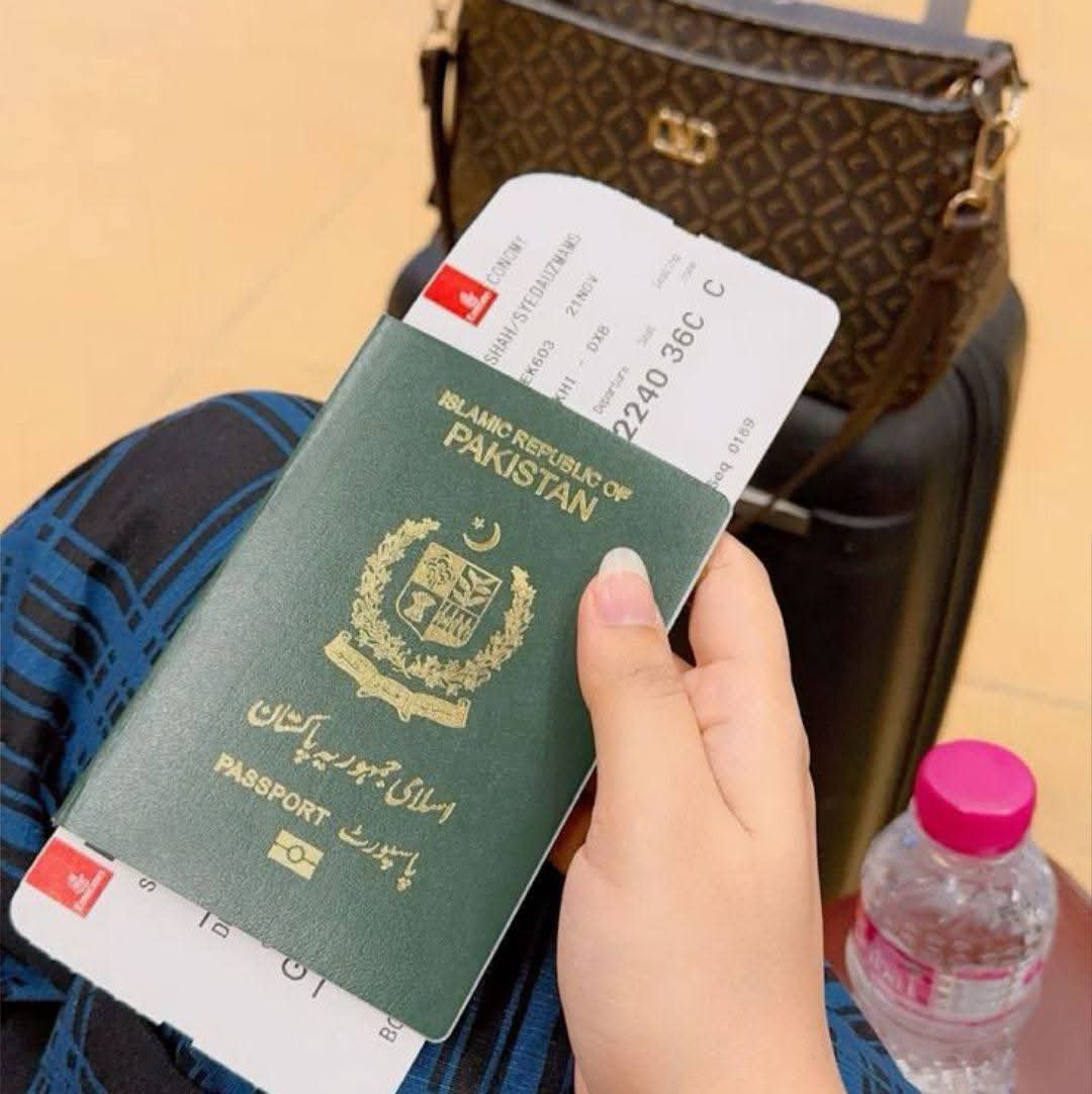 Mah__para's tweet photo. Alhamdulillah, going to Madina for Umrah💌✨🙏🏻 https://t.co/OqlDwOtwrk