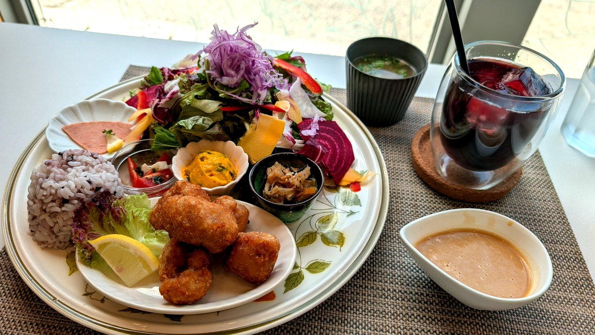 mituko_note's tweet photo. 最近検査続きでちょっと疲れてたので、久しぶりに野菜もりもりごはんを食べて気分上げてきた。普段はヴィーガンとは無縁のわたしですが、定期的にここのごはんを食べたくなる。 https://t.co/2ilSWXlPZr