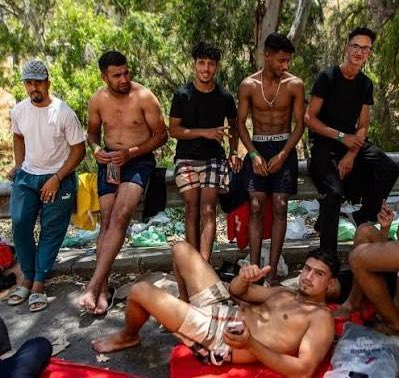 LouFrance75's tweet photo. Dix filles âgées de 14 ans et plus, arrivées lors de l'afflux à Ceuta, ont déclaré aux autorités qu'elles avaient été violées par de jeunes Marocains.  

Certaines des filles ont été emmenées à l'hôpital par la police et des examens médico-légaux ont révélé, selon les rapports, des blessures génitales dans certains cas. Des protocoles pour les agressions sexuelles impliquant des mineurs ont été activés.