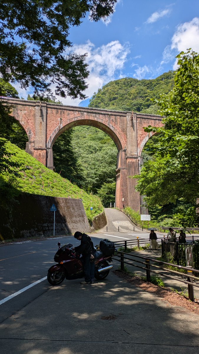 Gejiwara's tweet photo. 今日の目的地その2　碓氷峠めがね橋
天気が良い。っていうかアツゥイ🫠！ https://t.co/kJBxo1m94A