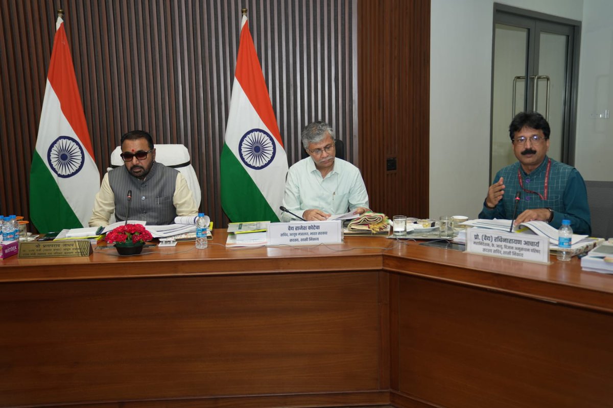 CCRAS_MoAyush's tweet photo. Union Ayush Minister Shri Prataprao Jadhav Chairs 27th Governing Body Meeting of CCRAS

From Traditional Knowledge to Digital Innovation: Ministry of Ayush Launches Three Flagship CCRAS Initiatives

READ @PIB_India: https://t.co/dRDhfE5bhP

#Ayush #Ayurveda #Research #CCRAS https://t.co/gUIVPM0Sjh