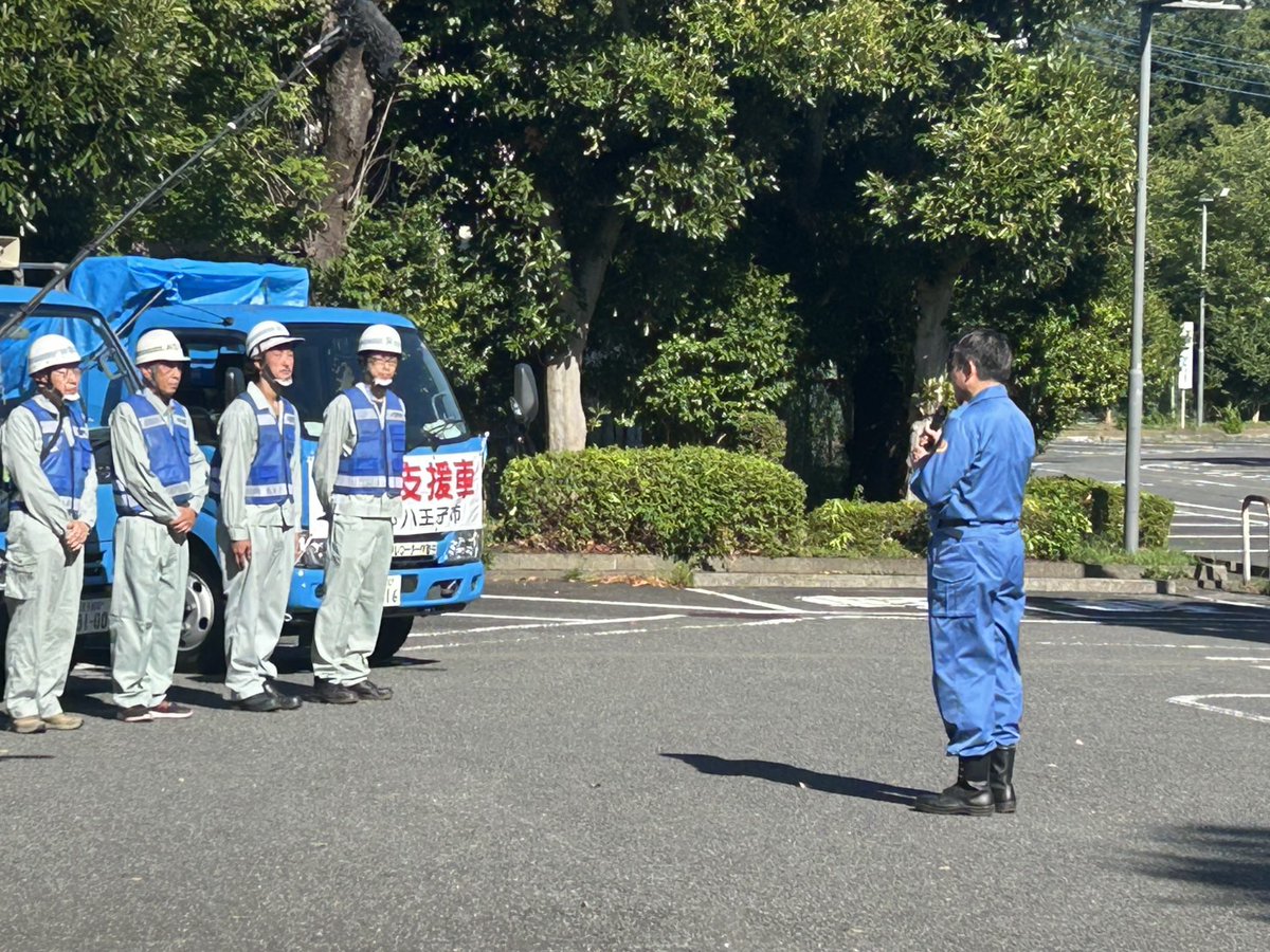hachioji_koho's tweet photo. 【熊本県へ災害従事車両と職員を派遣・支援物資を提供】
被災地支援のため、本日8月7日(金)午前8時、市役所からトイレカーなど4台と職員8名が熊本県へ出発。また、八代市に続き氷川町へ、水600本、乾パン3,000食、アルコールスプレー200本を提供しました。
被災地の皆さまの安全と健康を願っています。 https://t.co/oe6XKZ9zCt