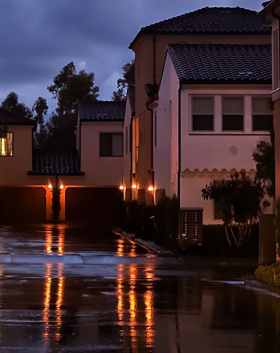 adalgcpkbeclg's tweet photo. Just came back from a little stroll and this view is so soothing. The lights reflecting on the wet street are really nice 🌆 https://t.co/3lCfYe4ah7