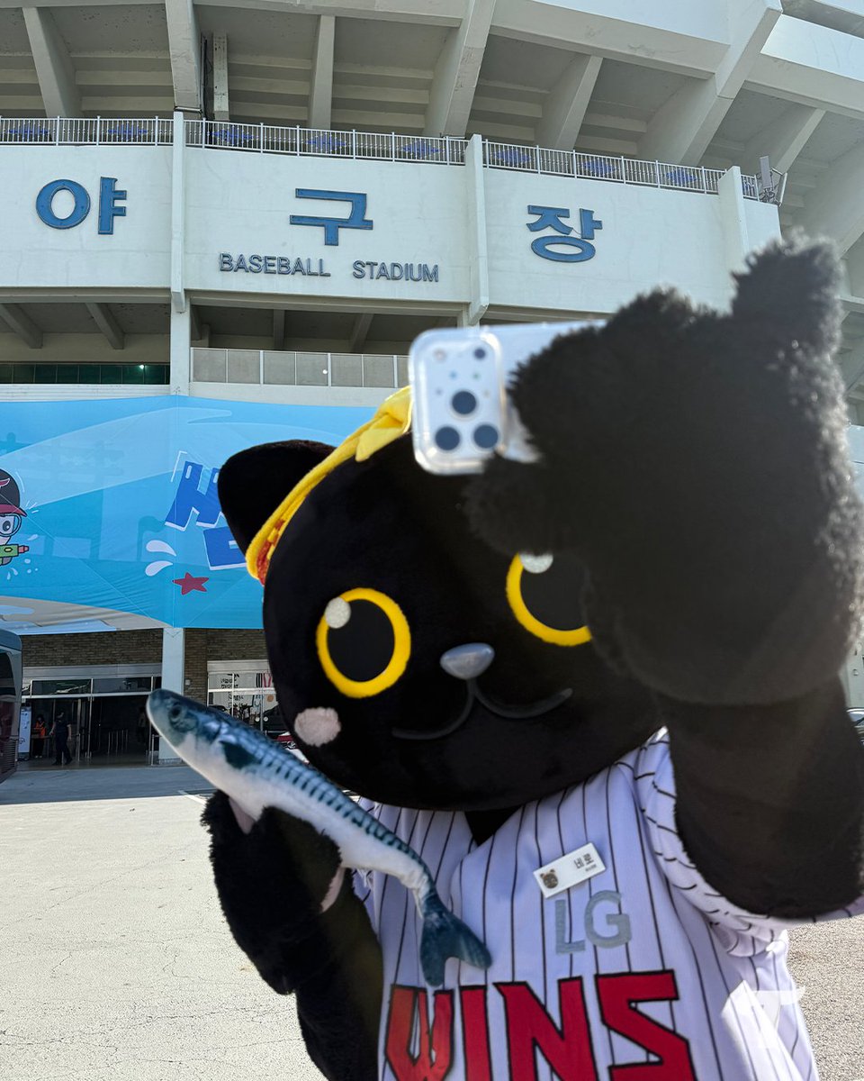 LGTWINS_SEOUL's tweet photo. 네로 셀카 비하인드.zip📁

🐈‍⬛ : 오늘 네로의 날이라서 네로가 잠실야구장 돌아다니면서 찍은 셀카 엘스타에 올렸다냥! 댓�� 예쁘게 달아달라옹💛 https://t.co/dqRz1jhkbH