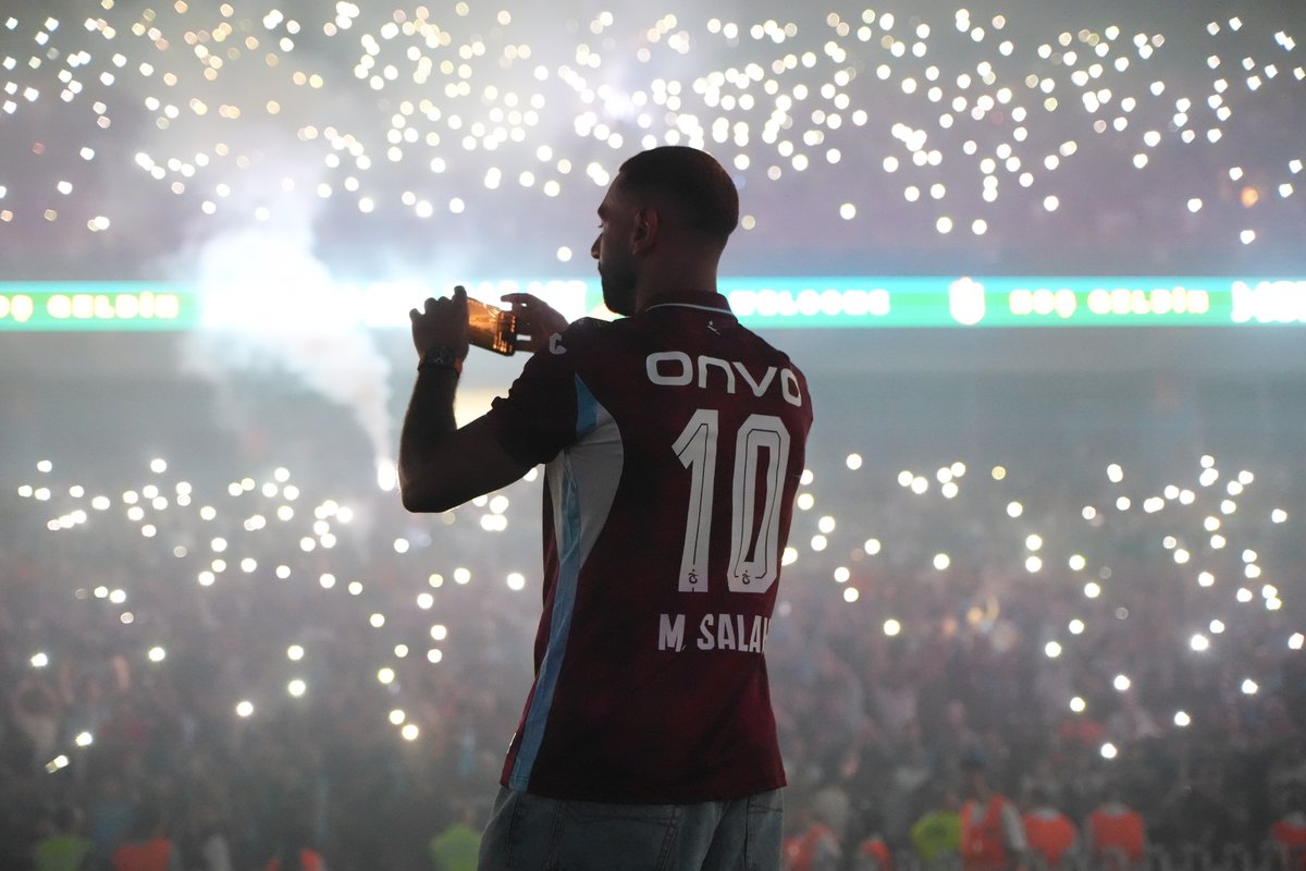 61saat's tweet photo. Mohamed Salah, Trabzonspor tribünlerini hayranlıkla kayıt altına alıyor. https://t.co/L8pRN2QzoY
