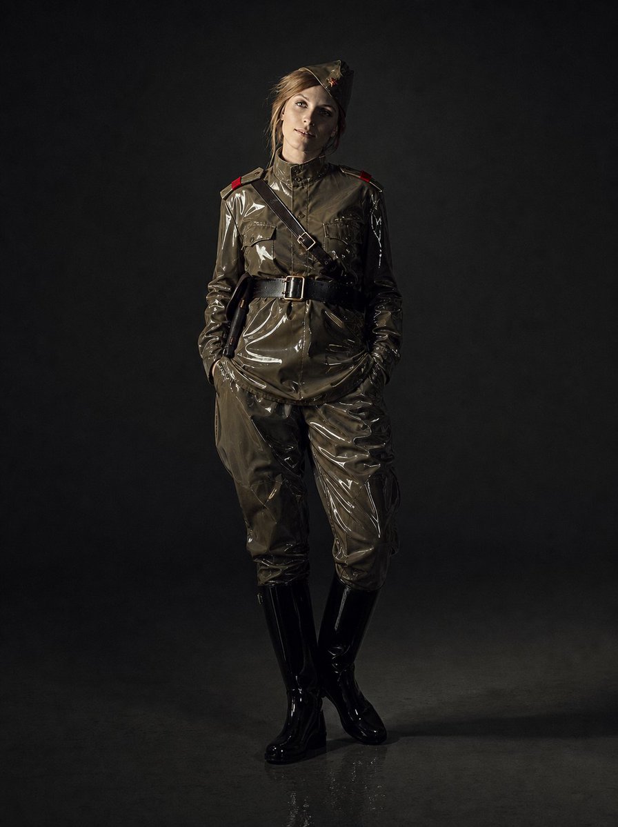 Zhonghua_jpg's tweet photo. RKK-42 (Rubber Camouflage Kit, Model 1942) 

An experimental rubberized field uniform developed for female snipers and frontline nurses to endure mud, rain, and harsh weather. Reportedly used in limited service for training and support units well into the post-war decades https://t.co/D77BW7ObiK