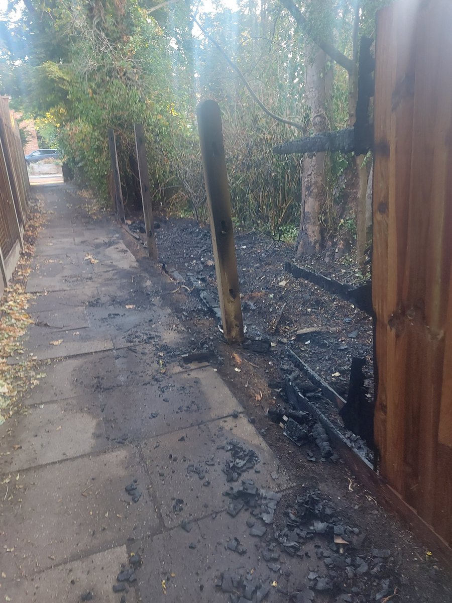 FFanackerpan's tweet photo. @BarnetCouncil @BarnetHomes   Can someone be sent down immediately to look at this arsonist attack in North Finchley?  The Victoria Grove alleyway.   This issue cannot continue.   This is the 3rd attack along here.  We are not safe. https://t.co/BdarsvY3LH