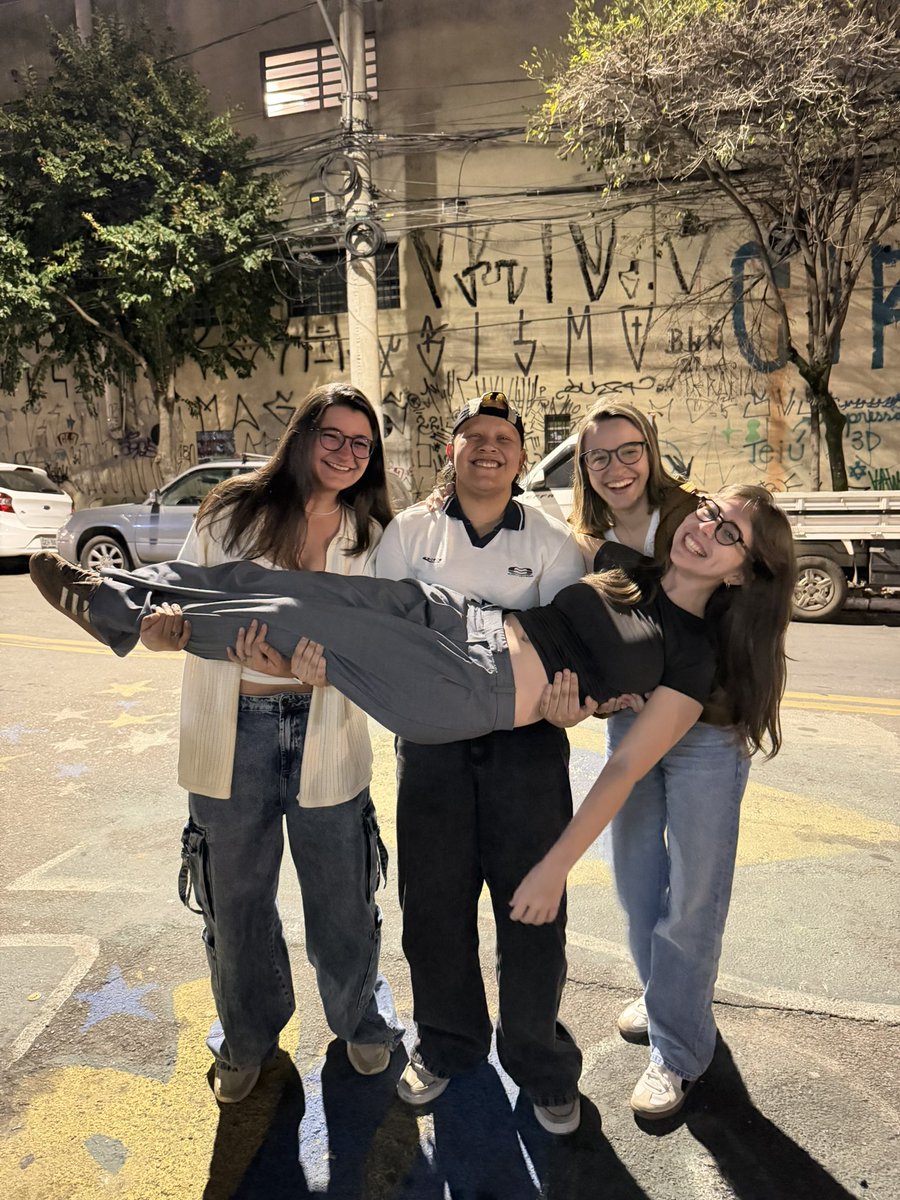 nathinhaloarda's tweet photo. eu e minhas autoras queridas #brat #perigosnoturnos #closecall https://t.co/q4GHTrATgA