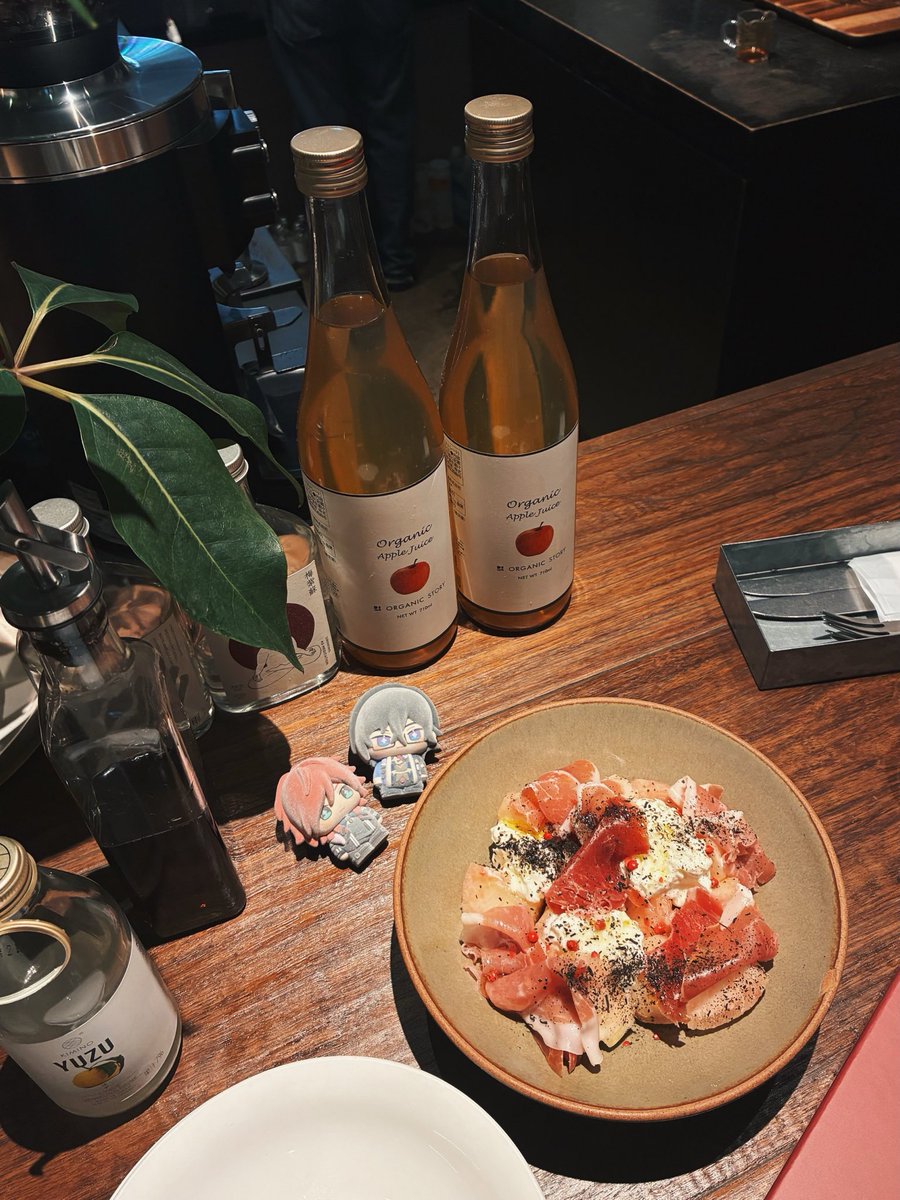 NI____3's tweet photo. 🥂 https://t.co/DP4MJHkK9R