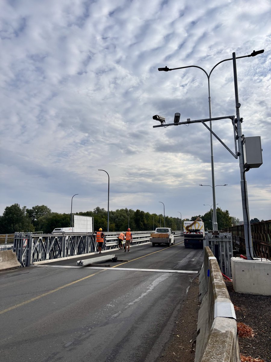 Alena_Hesova's tweet photo. Po novém mostě ode dneška projíždí řidiči mezi centrem Břeclavi a místní částí Poštorná. 🚗 Stál zhruba 90 mil. Kč. Silničáři teď začínají odstraňovat provizorní mostní konstrukci, kterou řidiči využívali během stavebních prací. Denně tudy projede až 20 tisíc aut. @iRozhlasJVM https://t.co/8u1E94kMAp