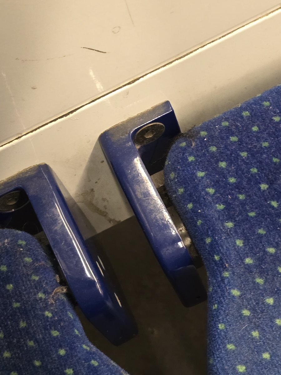 enim_am's tweet photo. Bonjour,  
Il vous arrive de nettoyer l’intérieur des trains ? Parce que là j’ai l’impression que ça remonte au moyen âge la dernière fois que ça a été fait. Sinon, la nouvelle rame, elle passe 1 fois par jour ou c’est comment ?
@Ligne10_RATP https://t.co/36itMpoHSS
