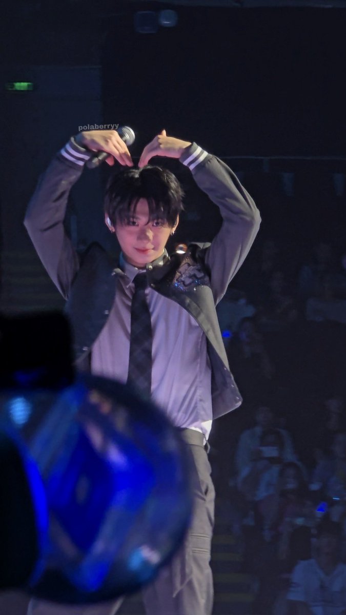 polaberryy's tweet photo. hani throwing hearts. he's the cutesttttt 🥹🫶🏻 https://t.co/LOCKRX498C
