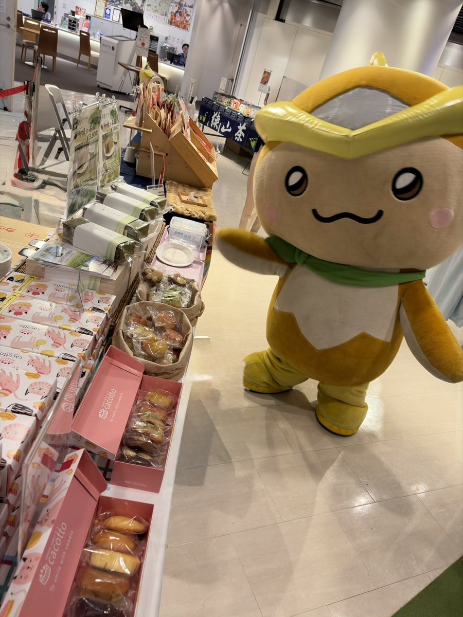 zenca_cake0141's tweet photo. 昨日に続き本日も東京駅近くのTokyo City iにて所沢市の魅力を伝える物産展に出店してます。

今日は埼玉県所沢市の公式イメージマスコット（#ゆるキャラ）トコろんが弊社のブースへ来てくれました。

#所沢物産館 #物産展 #所沢市 #トコろん https://t.co/R2iMW013PQ