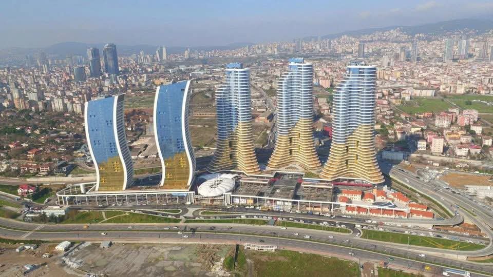 abdullahnaci's tweet photo. mimari yok, estetik yok, uyum yok, 
planlama yok, felsefe yok, hiçbir şey yok. bölgenin bağrına saplanmış bıçak gibi tahrip edici, anlamsız ve çirkin. "medeniyet tasavvuru" diye diye kurdukları şehirlere bakın hele. https://t.co/tDMr9OOLup
