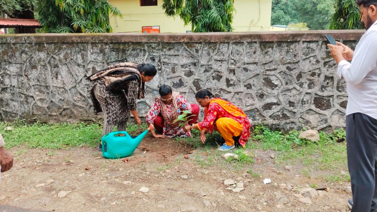 cbkamptee's tweet photo. 🌱nder the #EkPedMaaKeNaam campaign, a tree plantation drive was conducted near Cantt Board School to promote environmental conservation & greener future. Every tree planted is a tribute to our mothers and a gift to future generations. #GoGreen #TreePlantation #GreenInitiative https://t.co/Ku9bH8aWZs