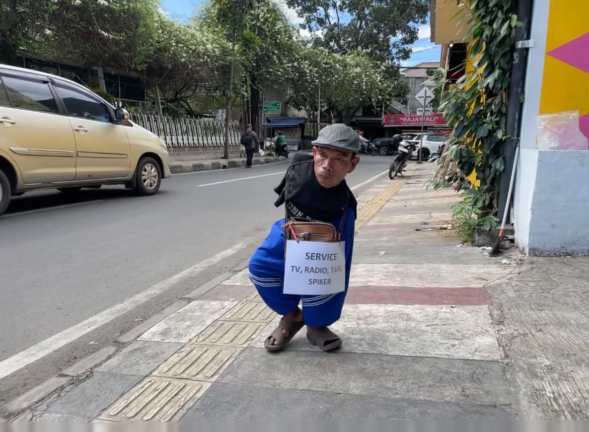 papahmuda4pr's tweet photo. Ketemu bapak ini pas lagi jalan, setelah ngobrol ngobrol namanya Pa Enon, bisa service TV tapi pake kaki karena emang dari lahir udah gak punya tangan 😭, katanya “kan masih ada kaki, ya pake aja yang ada” 🥹

Ternyata matanya juga burem, upah sekali service 50rb tapi resiko komponen rusak ditanggung sendiri
cc: kyy.inframe