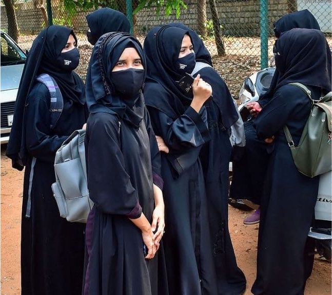 ExposeDhonifan's tweet photo. In most Educated State Kerala🤡

Wearing Bhagwa          But wearing hijab
Cloths is not                    is allowed in every
Allowed in event            School https://t.co/pr3VG63Jsw