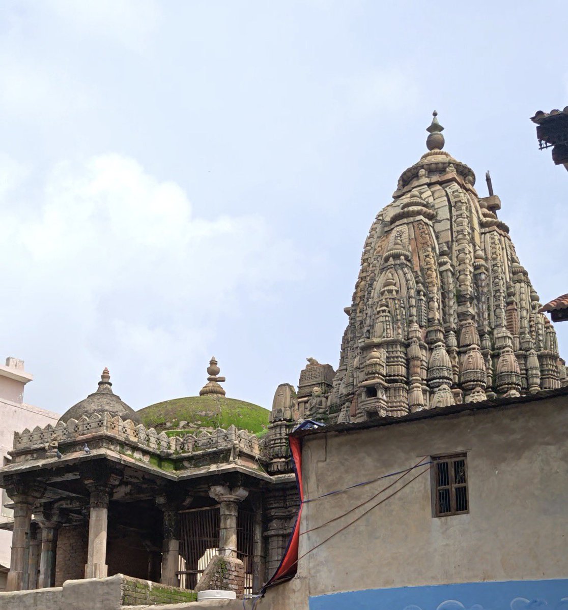 RamdootRestores's tweet photo. If you are a devotee of Mahadev, we have just one request.

Please read this thread till the end.

Because a sinister plot is underway to erase this ancient centuries-old Mahadev temple in Ahmedabad. 

And we truly believe that if we don’t stand for it now, we may lose it forever.