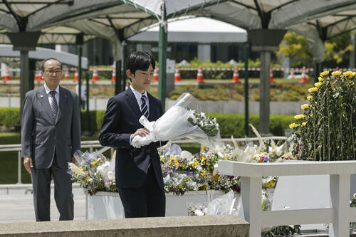 catterychiffon's tweet photo. 悠仁殿下
広島の平和記念公園を御訪問
原爆死没者慰霊碑で供花されました
御心をこめて頭を下げられる御姿が尊かったです🙏 https://t.co/DzKnvbcFBl