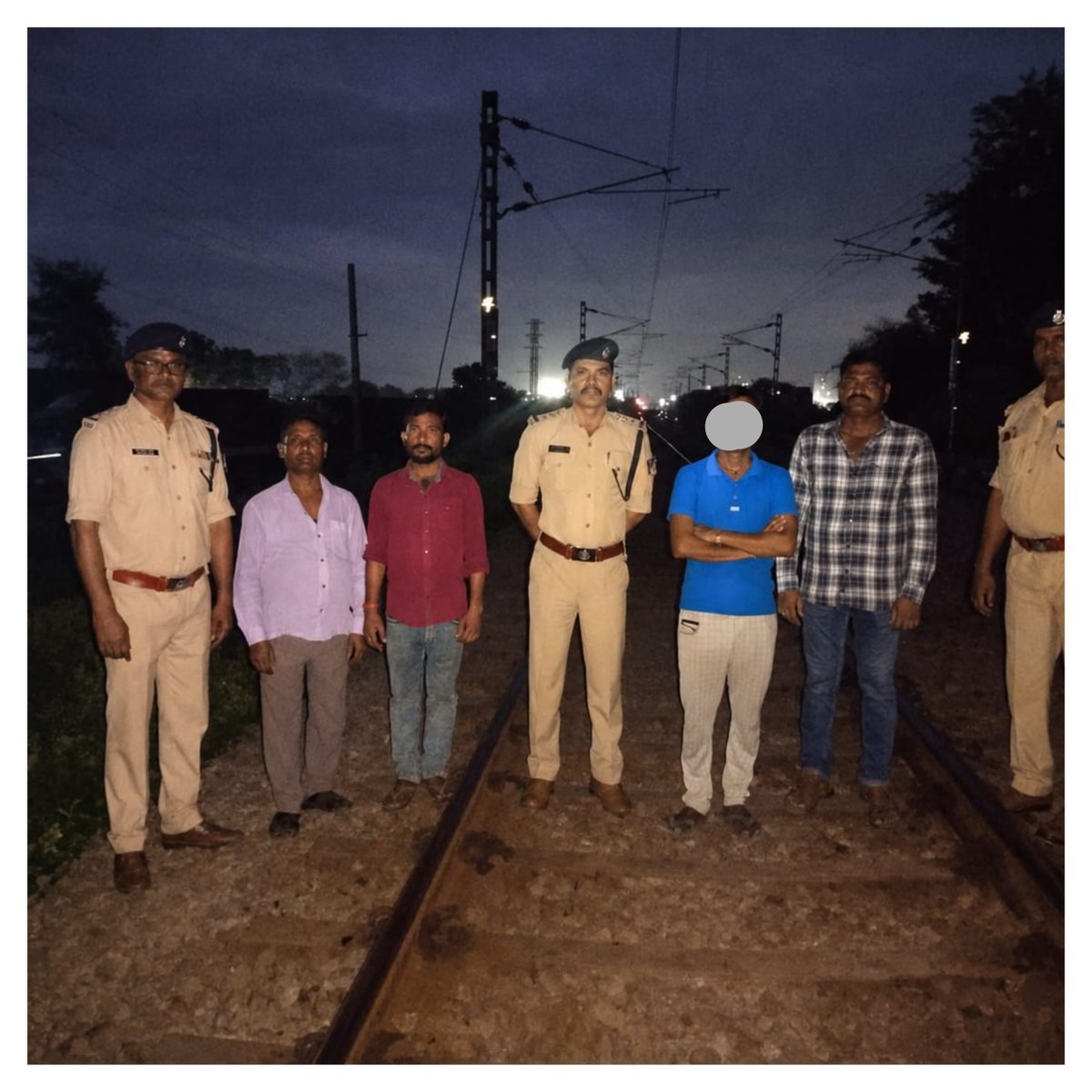 rpfscrhyb's tweet photo. #OperationSamraksha on 06.08.2026 #RPF Mahabubnagar apprehended 01 person who involved in stone pelting on 12785 Ashokapuram Express . #BeResponsible #NoStonePelting
@rpf_scr1
@RPF_INDIA @rpfpcmbnr https://t.co/XLwku6AQAv