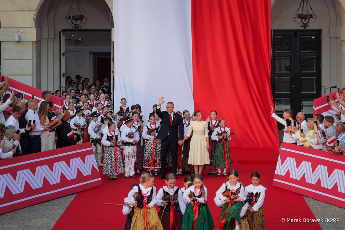 Andruszkiewicz1's tweet photo. Stronnictwo kompleksów I ojkofobii dostaje szału, że Polska pod przywództwem @NawrockiKn odrzuca ich kompleksy i bycie państwem z tektury. Dość! Jako Polacy mamy prawo do dumy, godności, prestiżowego wizerunku Rzeczypospolitej. Dziękujemy, że byliście z nami!🇵🇱 https://t.co/QjnkPU7wfX