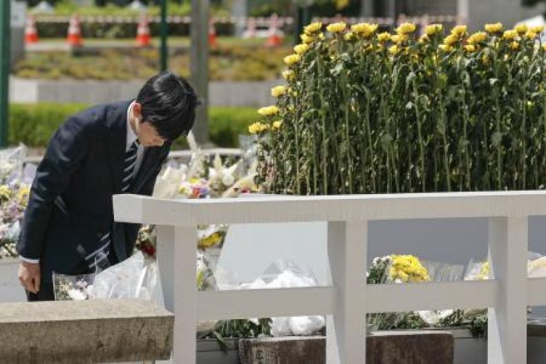 catterychiffon's tweet photo. 悠仁殿下
広島の平和記念公園を御訪問
原爆死没者慰霊碑で供花されました
御心をこめて頭を下げられる御姿が尊かったです🙏 https://t.co/DzKnvbcFBl