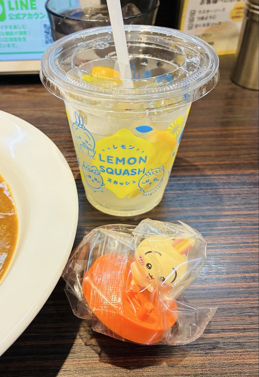 mitoha38's tweet photo. ココイチ行ってきました
予想通り、あいつ（モモンガ）を引いてしまい無念
近くにモモ推しの女子が座っていたので、あげまーすと渡したら、うさぎと交換してくれました
神はココイチにいた！
（島カレー、うまかったです） https://t.co/XMPQgWypws