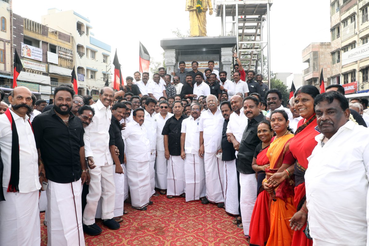 OfficeOfPTR's tweet photo. முத்தமிழறிஞர் தலைவர் கலைஞர் அவர்களின் நினைவு நாளை முன்னிட்டு, மதுரை மாநகர் மாவட்ட திமுக சார்பில், கழக மாவட்டச் செயலாளர் உள்ளிட்ட நிர்வாகிகள் மற்றும் கழகத் தொண்டர்களுடன் இணைந்து, மதுரைத் தமிழ்ச் சங்கம் செந்தமிழ்க் கல்லூரியிலிருந்து அமைதிப் பேரணியாகச் சென்று, சிம்மக்கல்லில் அமைந்துள்ள முத்தமிழறிஞர் தலைவர் கலைஞர் அவர்களின் திருவுருவச் சிலைக்கு முனைவர் @ptrmadurai அவர்கள் மாலை அணிவித்து மரியாதை செலுத்தினார்.