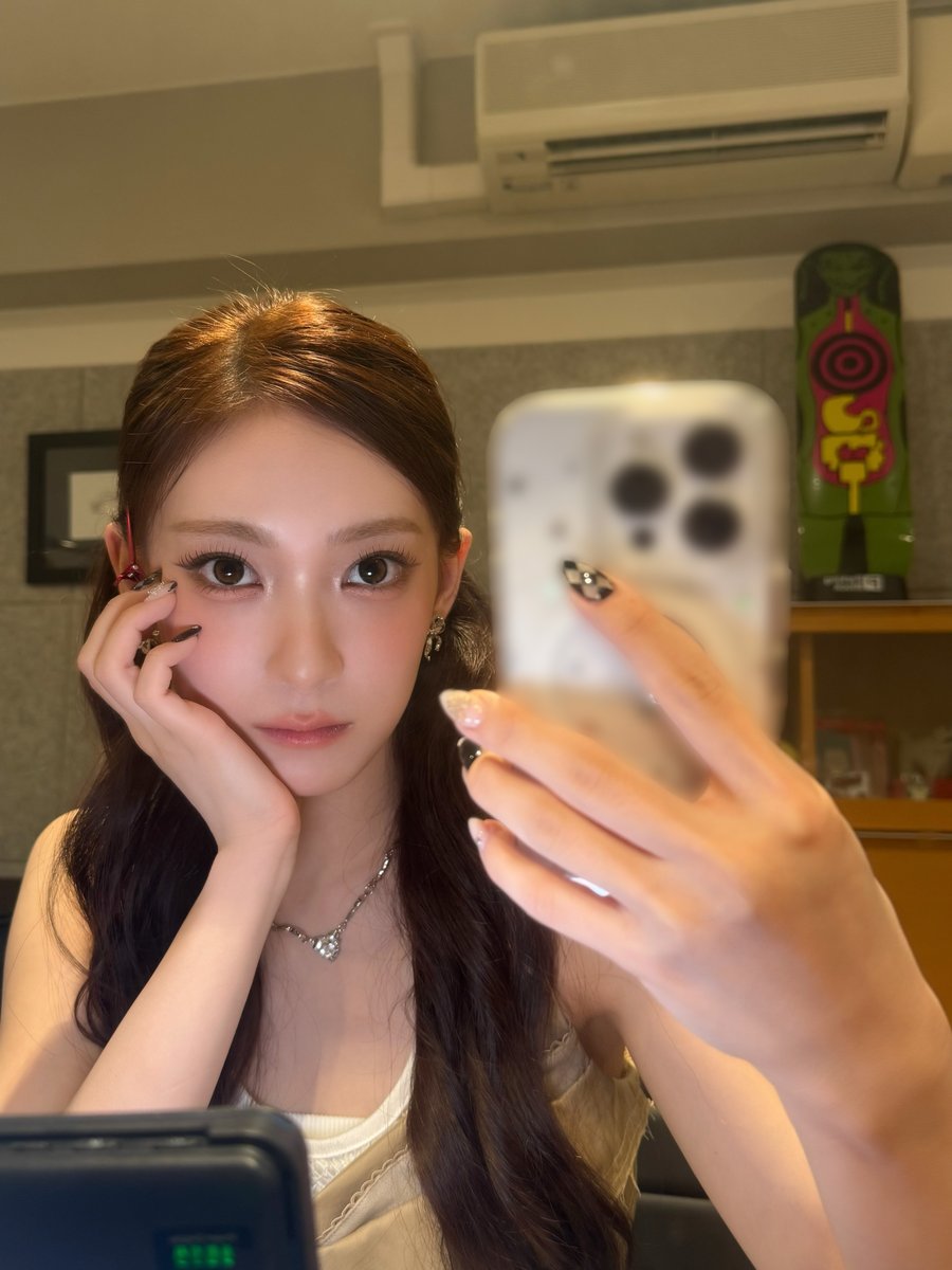 issue_is_coming's tweet photo. 🪞

#ISSUE #RIN https://t.co/HS9pRGmMj3
