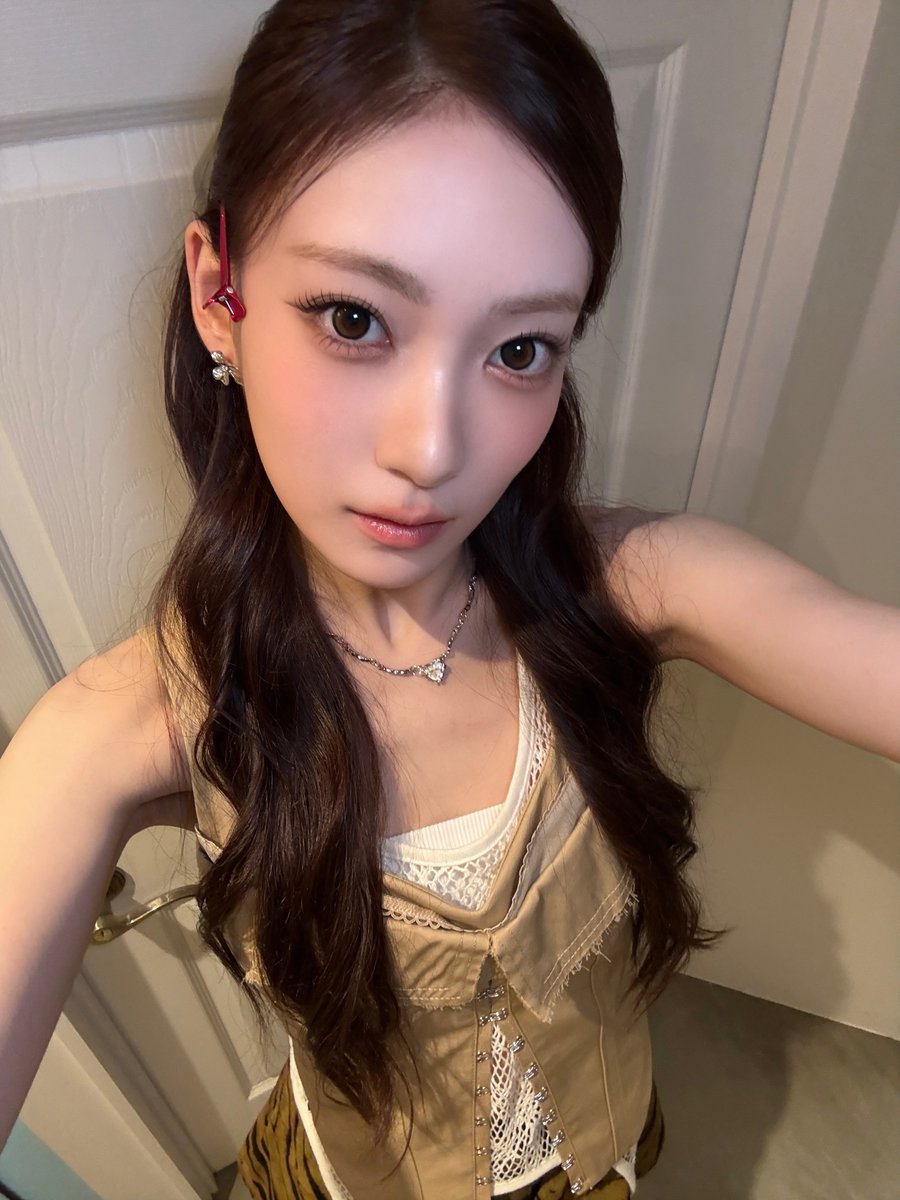 issue_is_coming's tweet photo. 🪞

#ISSUE #RIN https://t.co/HS9pRGmMj3