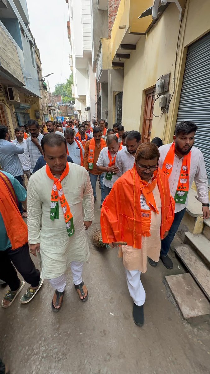 NeelkanthAd's tweet photo. 76 दिवसीय वार्ड प्रवास का 20दिन ।
निर्वाचन क्षेत्र के हनुमान फाटक वार्ड में स्वच्छता,जनसंवाद, भ्रमण, एवं वृक्षारोपण किया गया । लोगों द्वारा बताए गए समस्या के संबंध में साथ चल रहे अधिकारियों को तुरंत निस्तारण हेतु कहा गया ।
#WardPrawasPart4 @blsanthosh https://t.co/qhMMOb6prn