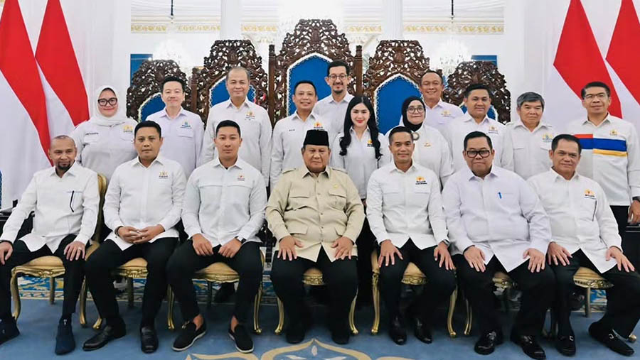LambeSahamjja's tweet photo. klarifikasi polisi soal anton timbang bisa hadir di istana:
- padahal dia lagi jadi tersangka kasus tambang nikel
- polisi bilang anton gak ditahan 
- karena dia kooperatif 
- dan selalu hadir tiap dipanggil
- bareskrim polri lewat brigjen m irhamni bilang kasusnya masih jalan
- berkas perkaranya udah dinyatain lengkap alias p21
