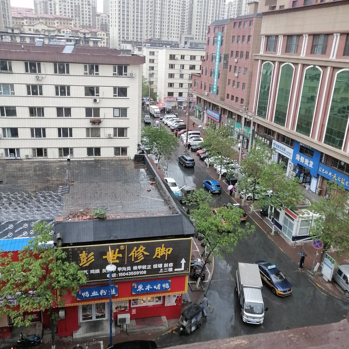 rappamanrap's tweet photo. When my bike chain broke on a rainy street, a stranger pulled over to help even though they were late for work. Small kindness makes big warmth. https://t.co/XwewL2UkeK