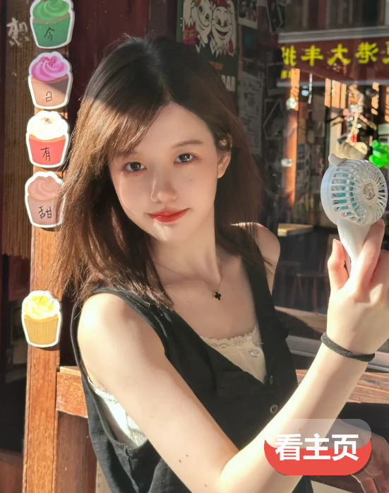 risameyer5's tweet photo. 花鸟市场那盆茉莉香了一路，#反差 想找同好哥哥一起挑绿植哇。#上海。 https://t.co/qgxauYCe7o