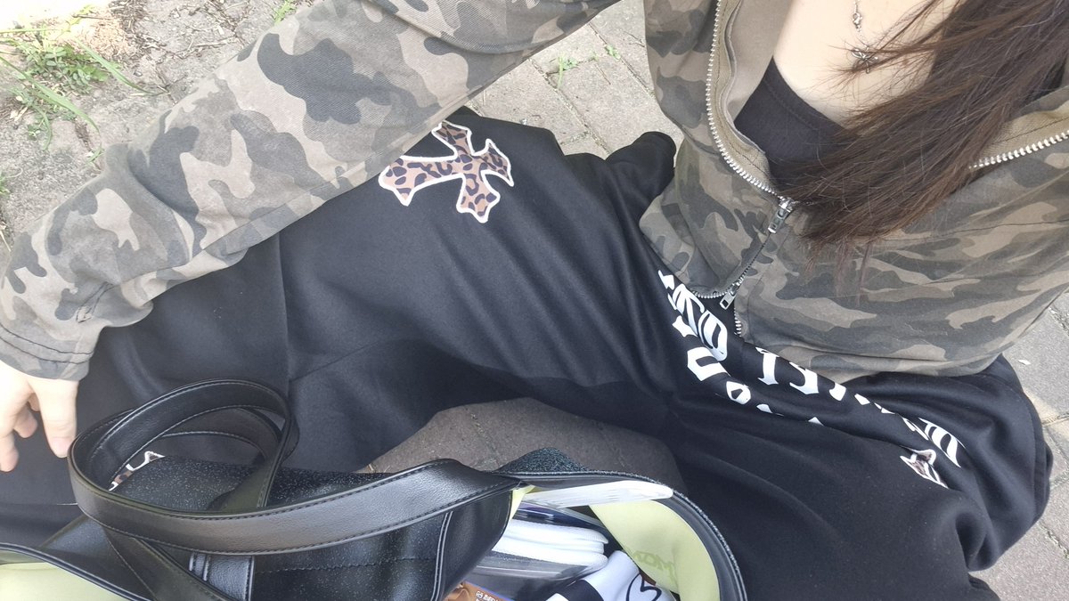 jjuduck's tweet photo. 버스 놓쳐서 길거리 노숙자 됐음 https://t.co/fYgNt5xQFD